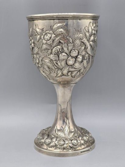 Coupe en argent à décor d'oiseaux, fruits,...