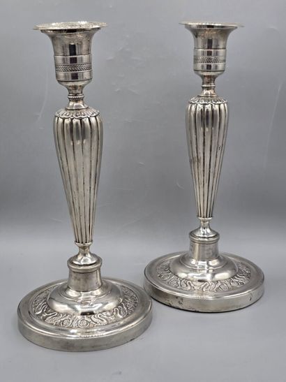 Paire de bougeoirs en argent. 
Fût balustre...
