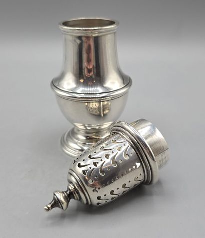 TIFFANY & Co 
Saupoudroir en argent.
Mention...