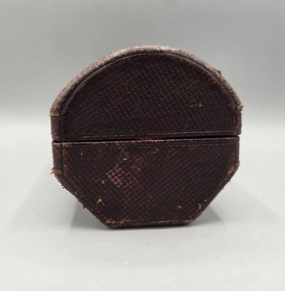 ODIOT
Nécessaire de voyage en argent.
Présenté...