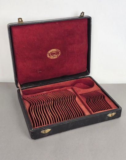 Coffret ancien de ménagère CHRISTOFLE.
Dessus...