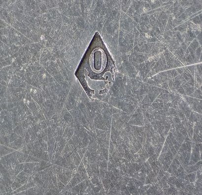 ODIOT
Nécessaire de voyage en argent.
Présenté...