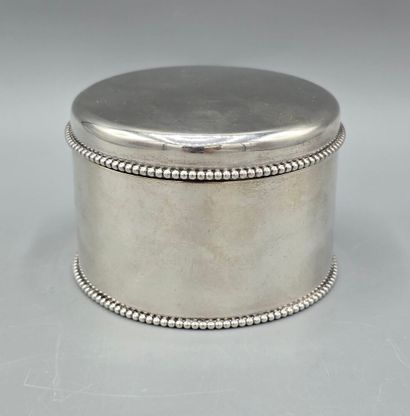 Boîte circulaire en argent.
Base et couvercle...
