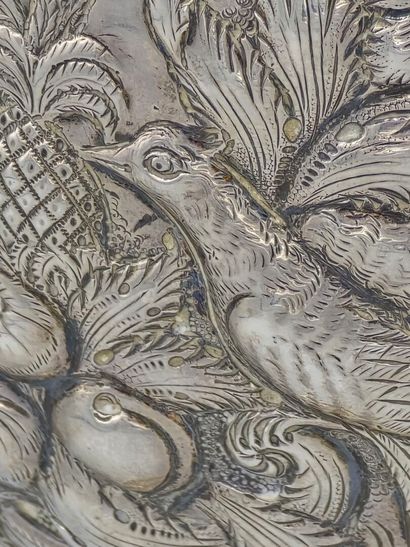 Coupe en argent à décor d'oiseaux, fruits,...