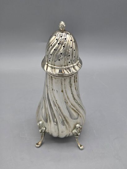 BELGIQUE, XXème siècle
Saupoudreuse en argent...