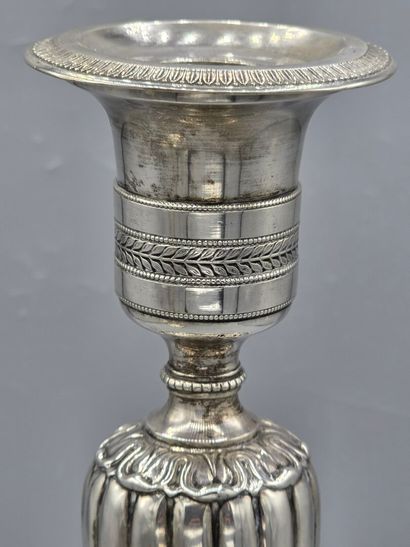 Paire de bougeoirs en argent. 
Fût balustre...
