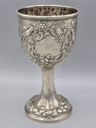 Coupe en argent à décor d'oiseaux, fruits,...
