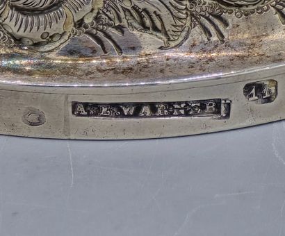 Coupe en argent à décor d'oiseaux, fruits,...