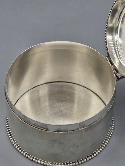 Boîte circulaire en argent.
Base et couvercle...