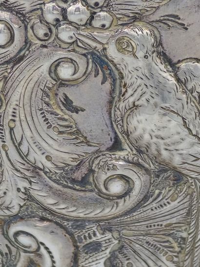 Coupe en argent à décor d'oiseaux, fruits,...