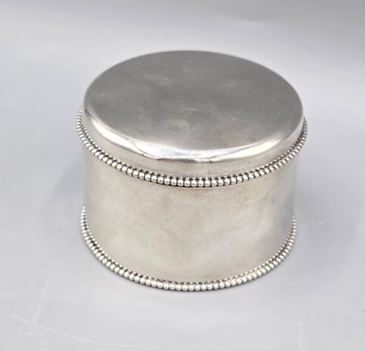Boîte circulaire en argent.
Base et couvercle...