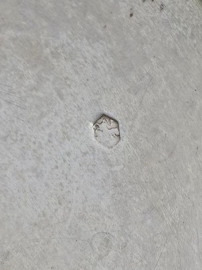 Boîte circulaire en argent.
Base et couvercle...