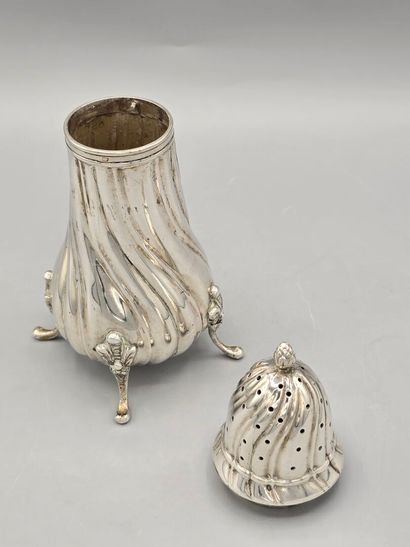 BELGIQUE, XXème siècle
Saupoudreuse en argent...