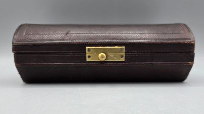 ODIOT
Nécessaire de voyage en argent.
Présenté...
