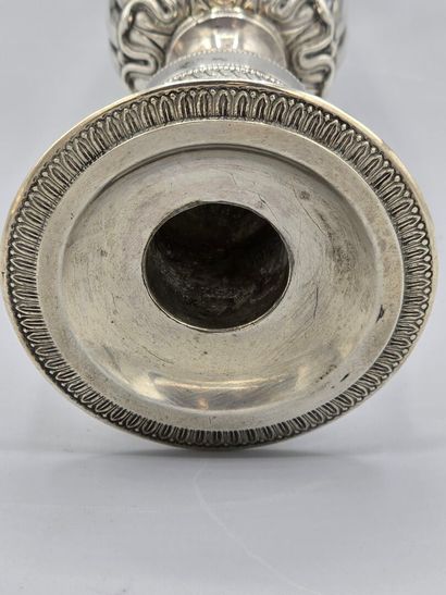 Paire de bougeoirs en argent. 
Fût balustre...
