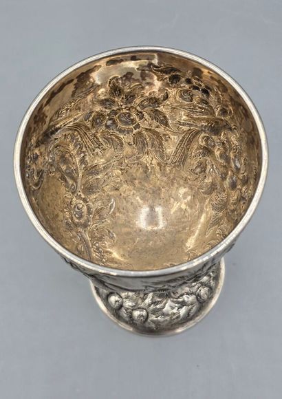 Coupe en argent à décor d'oiseaux, fruits,...