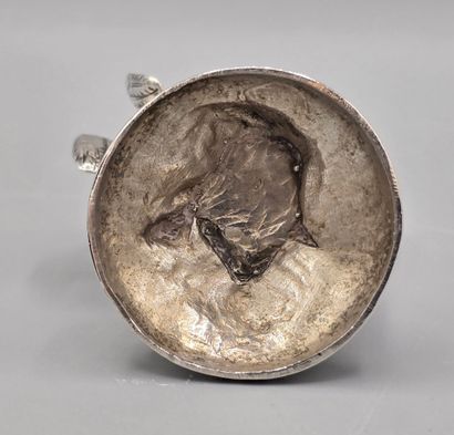 Porte-menu en argent fondu.
Piétement formant...