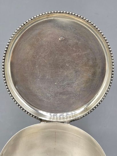 Boîte circulaire en argent.
Base et couvercle...