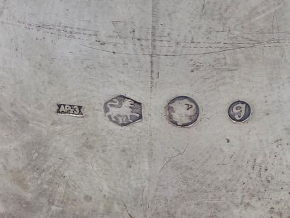 Boîte circulaire en argent.
Base et couvercle...