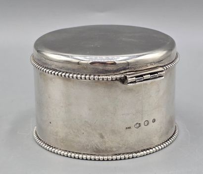 Boîte circulaire en argent.
Base et couvercle...