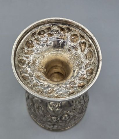 Coupe en argent à décor d'oiseaux, fruits,...