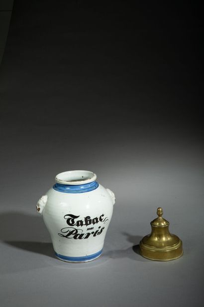 NORD
Pot à tabac en faïence bleue et blanche...