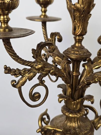 Garniture de cheminée en bronze doré et ciselé.
Comprend...