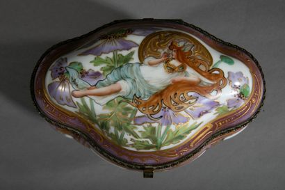 SEVRES dans le style de
Boîte couverte de...