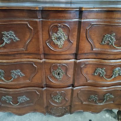 Commode à façade galbée en 