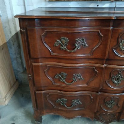 Commode à façade galbée en 