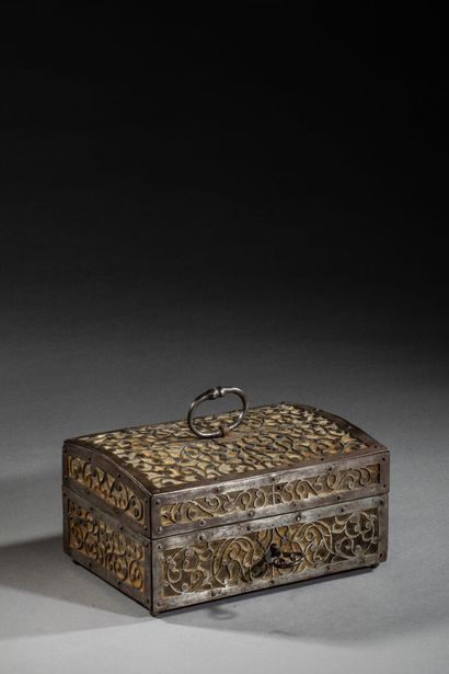 Joli coffret en fer forgé ajouré à décor...
