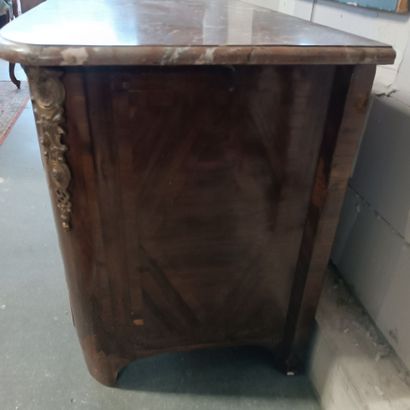 Commode en bois de placage et amourette ouvrant...