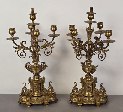 Garniture de cheminée en bronze doré et ciselé.
Comprend...