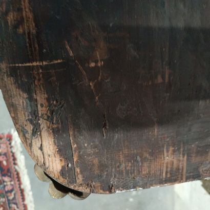 Commode en bois de placage et amourette ouvrant...