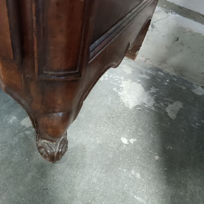 Commode à façade galbée en 