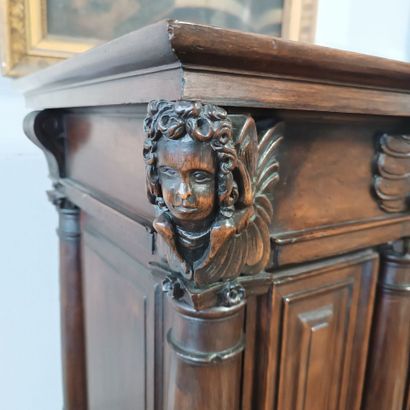 Joli meuble en cabinet à retrait en noyer...