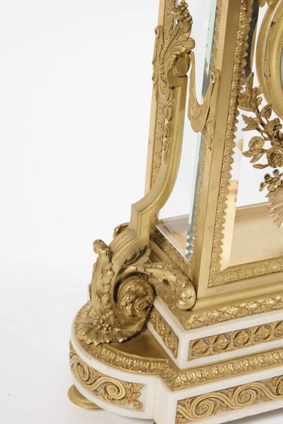 Importante pendule ou horloge cage en bronze...