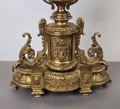 Garniture de cheminée en bronze doré et ciselé.
Comprend...