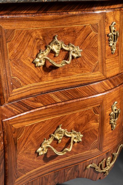 Commode sauteuse galbée toute face en placage...