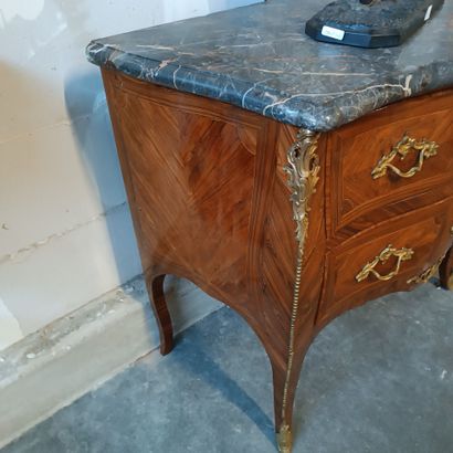 Commode sauteuse galbée toute face en placage...