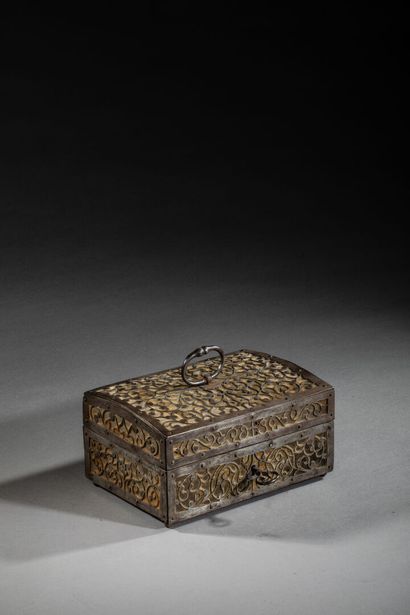 Joli coffret en fer forgé ajouré à décor...