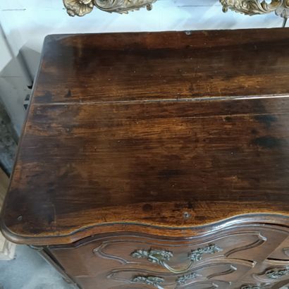 Commode à façade galbée en 