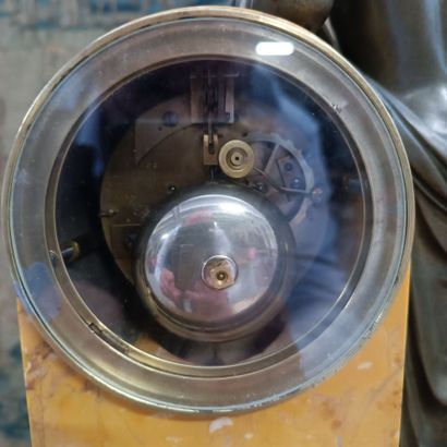 Pendule borne en marbre jaune de Sienne et...