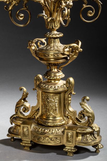 Garniture de cheminée en bronze doré et ciselé.
Comprend...
