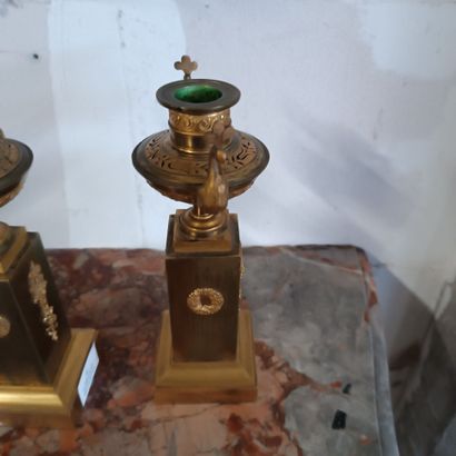 Paire de cassolettes formant brûle-parfum...