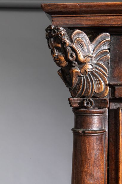 Joli meuble en cabinet à retrait en noyer...
