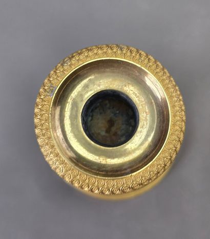 Paire de bougeoirs en bronze doré et ciselé...