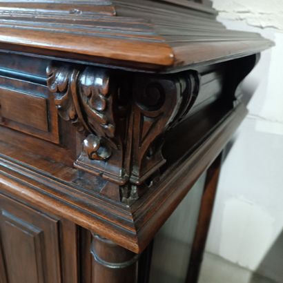 Joli meuble en cabinet à retrait en noyer...