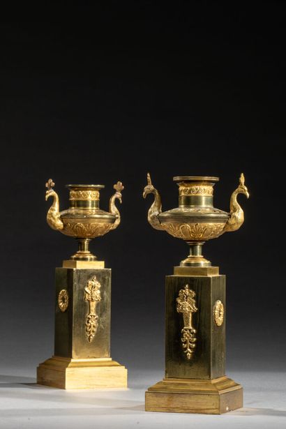 Paire de cassolettes formant brûle-parfum...