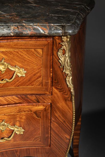 Commode sauteuse galbée toute face en placage...